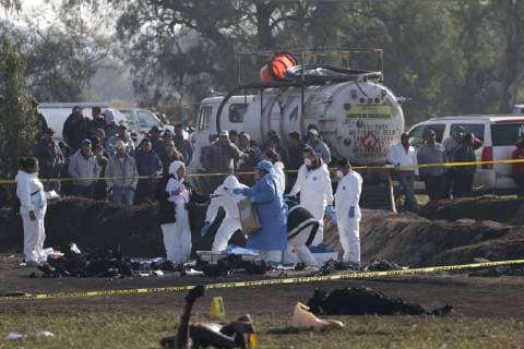 Forensic officials work at the site following the explosion at an illegal tap on Mexican oil company Pemex s pipeline in Tlahuilipan, state of Hidalgo, Mexico, 19 January 2019. At least 66 people died and 76 other were injured, according to official sources. At least 66 dead in the explosion of an illegal tap on a pipeline !ACHTUNG: NUR REDAKTIONELLE NUTZUNG!  Copyright: xJorgexDanxLópezx AME9668 20190119-636835185403334272