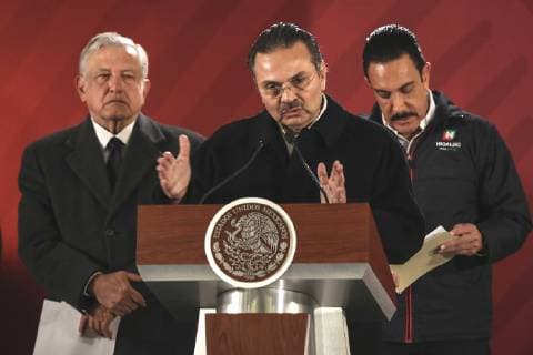 Mexiko, Explosion einer Pipeline in Tlahuelipan January 19, 2019 - EUM20190119NAC09.JPG .CIUDAD DE MEXICO. PresidencyPresidencia-AMLO.- 19 de enero de 2019. Octavio Romero Oropeza, director de Pemex durante la conferencia en Palacio Nacional, junto con el presidente Andres Manuel Lopez Obrador y Omar Faday, gobernador de Hidalgo, acerca de la explosion en la fuga de un ducto en Tlahuelilpan, en donde hasta el momento se reportan 66 muertos y 76 heridos. Foto: Agencia EL UNIVERSALJuan Carlos ReyesEELG Copyright: xElxUniversalx