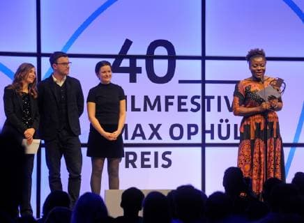 Das 40. Max Ophüls Filmfestival endet am Samstag (19.01.2019) mit der großen Preisverleihung im Saarbrücker E-Werk. Im Bild:Joy Alphonsus erhält einen Preis als beste Nachwuchsschauspielerin und nimmt den Preis für den gesellschaftlichen relevanten Film für JOY entgegen, in dem sie die Hauptrolle spielt.