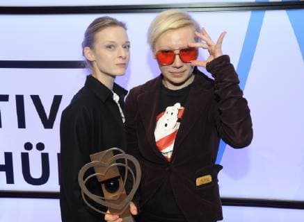 Das 40. Max Ophüls Filmfestival endet am Samstag (19.01.2019) mit der großen Preisverleihung im Saarbrücker E-Werk. Im Bild: Den Publikumspreis bester Spielfilm erhält Regisseurin Elena Tikhonova (rechts) für ihren Film Kaviar und feiert dies mit Schauspielerin Darya Nosik.