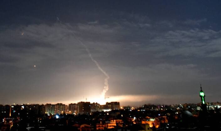 News Themen der Woche KW04 News Bilder des Tages (190121) -- DAMASCUS, Jan. 21, 2019 -- Syria s air defense missile, responding to a missile strike, is seen in the sky over Damascus, capital of Syria, on Jan.21, 2019. The Syrian air defenses responded to heavy Israeli strikes early Monday, destroying most of the missiles before they reached their targets, the Syrian state TV reported. ) SYRIA-DAMASCUS-MISSILE AmmarxSafarjalani 