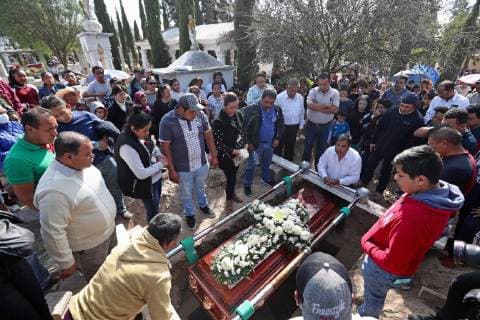 Mexiko, Beerdigung der Opfer nach Explosion einer Pipeline in Tlahuelipan January 20, 2019 - EUM20190120NAC23.JPG.TLAHUELILPAN, Hgo.- ExplosionExplosion-Hidalgo.- 20 de enero 2019.- Este domingo se llevo a cabo una misa de cuerpo presente en la parroquia de San Francisco de Asis, de este municipio, de tres hombres, quienes perdieron la vida en la explosion del ducto de Pemex en San Primitivo, el pasado viernes. Familiares y amigos acudieron a darle el ultimo adios. La homilia fue oficiada por el obispo Juan Pedro Menendez, posteriormente uno de los restos fueron sepultados en el panteon municipal. Foto: Agencia EL UNIVERSALValente RosasRCC.  - ZUMAu78_ 20190120_zaf_u78_055 Copyright: xElxUniversalx