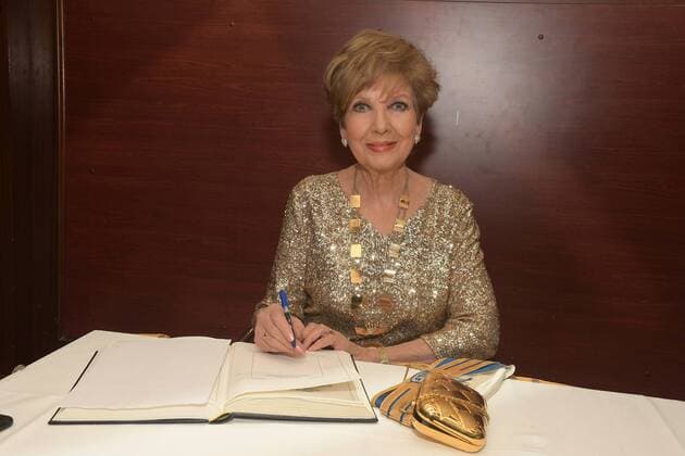 Nuernberg GER, 54.Sonderorden Wider die Neidhammel Verleihung TV_lady Carolin Reiber beim Eintrag ins Goldene Buch Copyright: xEIBNER RZYx EP_RZY