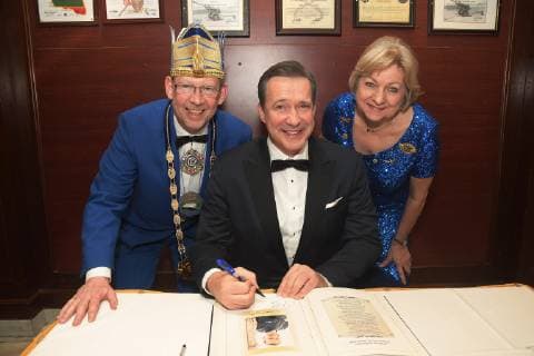 Nuernberg GER, 54.Sonderorden Wider die Neidhammel Verleihung Eintrag ins Goldene Buch der Nuernberger Luftflotte, Alexander Herrmann, links 1.Praesident Joerg Philipps und rechts, Waltraud Mammen, 1.Vorsitzende Copyright: xEIBNER RZYx EP_RZY