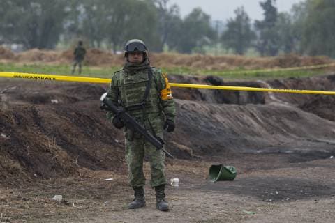 Mexiko, Untersuchungen nach Explosion einer Pipeline in Tlahuelipan January 20, 2019 - Tlahuelipan, Hidalgo, MEXICO - Sunday, January 20, 2019. Local citizens and experts from the General Prosecutor Office of Mexico are exhaustively working on the recovery and identification of bodies in the area where a Pemex pipeline exploded and went out of control leaving more than 80 dead, in the San Primitivo community, municipality of Tlahuelilpan, Hidalgo. Tlahuelipan MEXICO - ZUMAp124 20190120_zaa_p124_007 Copyright: xAntonioxNavax