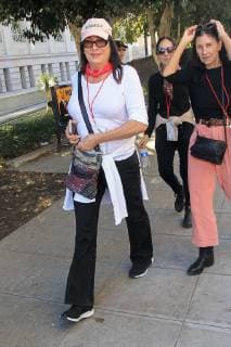 Anjelica Huston beim Womens March am 19.01.2019 in Los Angeles Women s March 2019 in Los Angeles *** Anjelica Huston at the Womens March on 19 01 2019 in Los Angeles Women s March 2019 in Los Angeles 