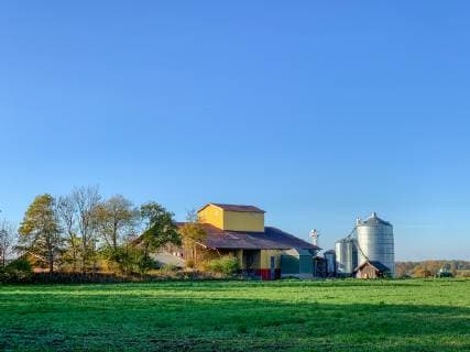 Bauernhof mit Biogasanlage Neuwittenbek Schleswig-Holstein Deutschland *** Farm with biogas plant Neuwittenbek Schleswig Holstein Germany