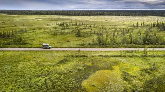 Drohnenaufnahme, Luftaufnahme, Wohnmobil (Ford Ranger mit Aufbau Oman) auf Schotterstraße im Feuchtgebiet, Moor mit borealen, arktischen Nadelbäumen, Sodankylä, Lappland, Finnland, Europa Copyright: imageBROKER/GerhardxZwerger-Schoner ibxgzs04820358.jpg