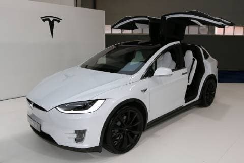 Tesla Model X, Elektroauto mit geöffneten Flügeltüren vor Tesla-Logo, 97. European Motor Show Brussels, Salon Auto Moto Van, 19.-27.01.2019, Pressetag 18.01.2019, Brüssel (Belgien), Autoausstellung, Messe, Brussels Expo (Heysel) *** Tesla Model X Electric car with open wing doors in front of Tesla Logo 97 European Motor Show Brussels Salon Auto Moto Van 19 27 01 2019 Press Day 18 01 2019 Brussels Belgium Motor Show Brussels Expo Heysel