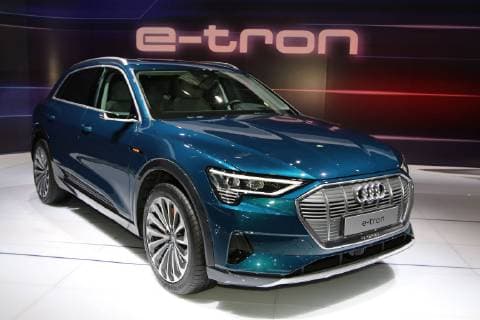 Audi e-tron vor e-tron-Schriftzug, 97. European Motor Show Brussels, Salon Auto Moto Van, 19.-27.01.2019, Pressetag 18.01.2019, Brüssel (Belgien), Autoausstellung, Messe, Brussels Expo (Heysel)