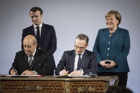 Jean-Yves Le Drian (VL), Aussenminister von Frankreich, Bundesaussenminister Heiko Maas (VR), SPD, Praesident von Frankreich Emmanuel Macron (HL) und Bundeskanzlerin Angela Merkel (HR), CDU, aufgenommen im Rahmen der Unterzeichnung des Vertrages zwischen der Bundesrepublik Deutschland und der Franzoesischen Republik ueber die Zusammenarbeit und Integration (Vertrag von Aachen) in Aachen, 22.01.2019. Aachen Germany
