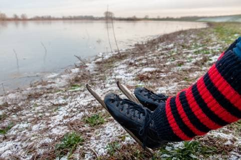 IMAGO Creative, Jahreszeit Winter, Eislaufen News Bilder des Tages January 22, 2019 - Nijmegen, Netherlands - January 22nd, Nijmegen. Around five fearless skaters took the chance to skate in one of the frozen lakes in the Dutch city of Nijmegen. Before skate they tested the thickness of the ice, it was around 4cm, but to skate on ice the thickness of the ice must be around 5cm, in any case, they could skate around the lake avoiding some areas of black ice, (a thin coating of glaze ice on a surface) Nijmegen Netherlands  - ZUMAn230 20190122_zaa_n230_047 Copyright: xRomyxArroyoxFernandezx