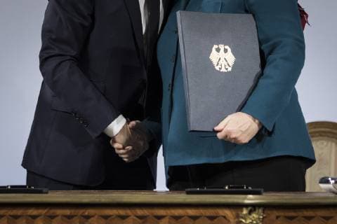 News Bilder des Tages Praesident von Frankreich Emmanuel Macron (L) und Bundeskanzlerin Angela Merkel, CDU, aufgenommen im Rahmen der Unterzeichnung des Vertrages zwischen der Bundesrepublik Deutschland und der Franzoesischen Republik ueber die Zusammenarbeit und Integration (Vertrag von Aachen) in Aachen, 22.01.2019. Aachen Germany