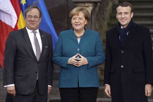 Armin Laschet, Angela Merkel und Emmanuel Macron bei der Ankunft zur Erneuerung des deutsch-französischen Freundschaftsvertrages am Rathaus. Aachen, 22.01.2019