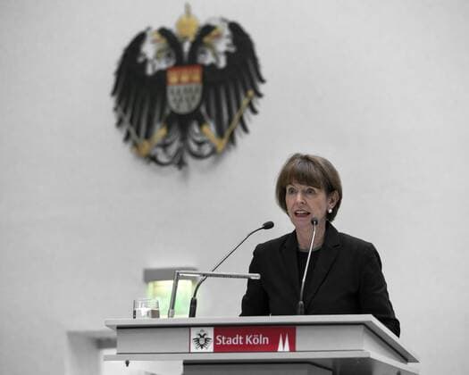 Schulministerin Yvonne Gebauer nahm gemeinsam mit der Kölner Oberbürgermeisterin Henriette Reker am Town Hall Meeting mit Schülerinnen und Schülern aus Köln und Frankreich anlässlich des Offenbach-Jahrs 2019 teil. Zeit: Dienstag, 22. Januar 2019, 11.00 Uhr, Ort: Historisches Rathaus Köln, Rathausplatz, 50667 Köln Zum Town Hall Meeting zum Thema Offenbachs Herausforderungen 1819 und Europas Herausforderungen 2019 wurden rund 200 Schülerinnen und Schüler mehrerer Schulen aus Köln sowie aus der Kölner Partnerstadt Lille eingeladen. Das Offenbach-Jahr zum 200. Todestag des Komponisten Jaques Offenbach im Jahr 2019 ist eine Initiative der Kölner Offenbach Gesellschaft e.V. und wird gefördert von der Stadt Köln und vom Land Nordrhein-Westfalen. Köln Historisches Rathaus Köln NRW Deutschland