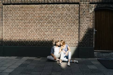 IMAGO Creative, Sommer, Schatten-Plätze bei Hitze Netherlands, Maastricht, young couple having a break in the city sitting on sidewalk model released Symbolfoto  GUSF01502