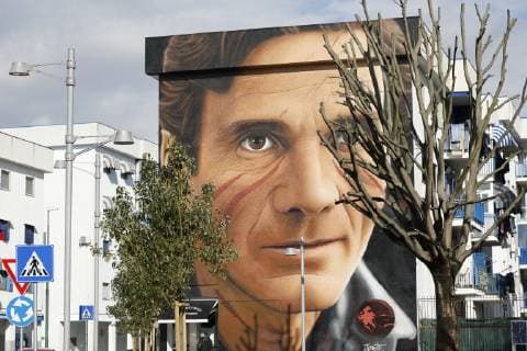Neapel, Konterfei von Pier Paolo Pasolini an einer Hauswand Italy: The Mural by Pier Paolo Pasolini in Scampia The famous wall artist Jorit gives Scampia the world famous neighborhood for the series of Gomorrah, has given the district a mona dedicated to the writer Pier Paolo Pasolini. The mural is just the main Scampia underground exit. Naples campania Italy Scampia (Na)  FabioxSasso