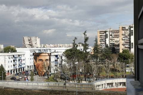 Neapel, Konterfei von Pier Paolo Pasolini an einer Hauswand Italy: The Mural by Pier Paolo Pasolini in Scampia The famous wall artist Jorit gives Scampia the world famous neighborhood for the series of Gomorrah, has given the district a mona dedicated to the writer Pier Paolo Pasolini. The mural is just the main Scampia underground exit. Naples campania Italy Scampia (Na)  FabioxSasso
