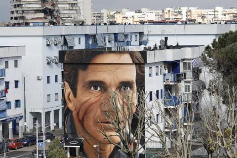 Neapel, Konterfei von Pier Paolo Pasolini an einer Hauswand Italy: The Mural by Pier Paolo Pasolini in Scampia The famous wall artist Jorit gives Scampia the world famous neighborhood for the series of Gomorrah, has given the district a mona dedicated to the writer Pier Paolo Pasolini. The mural is just the main Scampia underground exit. Naples campania Italy Scampia (Na)  FabioxSasso