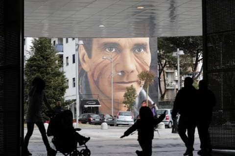 Neapel, Konterfei von Pier Paolo Pasolini an einer Hauswand Italy: The Mural by Pier Paolo Pasolini in Scampia The famous wall artist Jorit gives Scampia the world famous neighborhood for the series of Gomorrah, has given the district a mona dedicated to the writer Pier Paolo Pasolini. The mural is just the main Scampia underground exit. Naples campania Italy Scampia (Na)  FabioxSasso