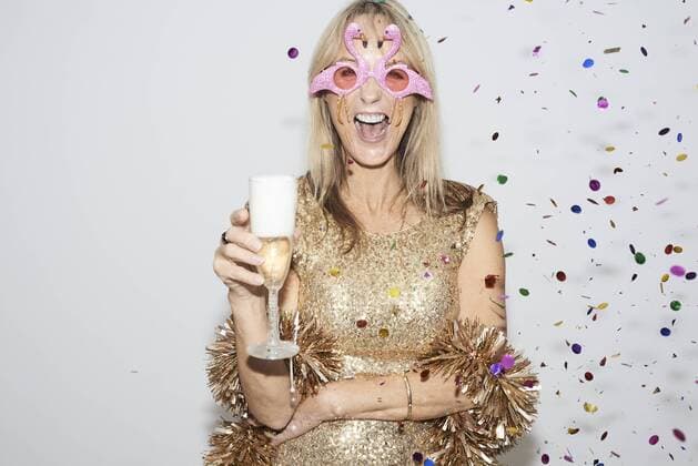 IMAGO Creative: Guten Rutsch Senior woman wearing golden dress and flmingo shaped glasses, celebtraing New Year s Eve model released Symbolfoto property released  IGGF00692
