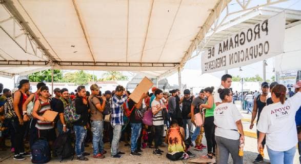 News Bilder des Tages Hondurans seeking asylum under the visitor for humanitarian reasons status in Mexico do the procedures to get their card, in Ciudad Hidalgo, Mexico, 23 January 2019. Hondurans seek asylum in Mexico !ACHTUNG: NUR REDAKTIONELLE NUTZUNG!  Copyright: xLuisxVillalobosx AME1541 20190123-636838774211247945