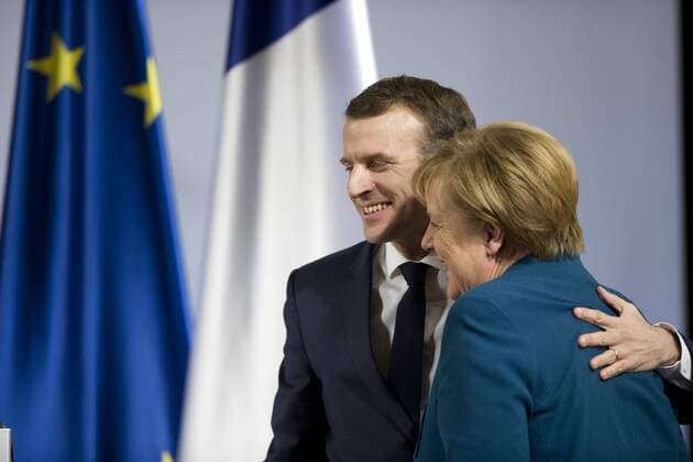 Rede von Emmanuel MACRON, Praesident der franzoesischen Republik, Umarmung mit Bundeskanzlerin Angela MERKEL, Unterzeichnung des Vertrages zwischen der Bundesrepublik Deutschland und der Franzoesischen Republik ueber die deutsch-franzoesische Zusammenarbeit und Integration am 22. Januar 2019 in Aachen Aachen, 22.01.2019