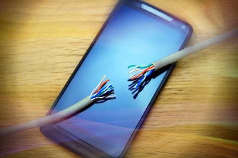 Smartphone mit zerrissenem Kabel, Symbolfoto Funkloch *** Smartphone with torn cable Symbolfoto Funkloch ** NUR FUER REDAKTIONELLE ZWECKE ** EDITORIAL USE ONLY **