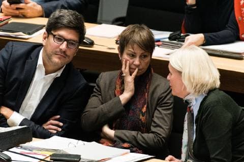 Senator f??r Justiz, Verbraucherschutz und Antidiskriminierung: Dr. Dirk Behrendt (v.l.n.r. B??ndnis 90 Die Gr??nen), Senatorin f??r Integration, Arbeit und Soziales: Elke Breitenbach (DIE LINKE) und Senatorin f??r Umwelt, Verkehr und Klimaschutz: Regine G??nther waehrend der Plenarsitzung im Berliner Abgeordnetenhaus mit der Sitzungs-Nr. 36 am 24.01.2019 in Berlin, Deutschland. *** Senator for Justice Consumer Protection and Anti-Discrimination Dr Dirk Behrendt v l n r B ndnis 90 The Green Senator for Integration Labour and Social Affairs Elke Breitenbach DIE LINKE and Senator for the Environment Transport and Climate Protection Regine G nther during the plenary session in the Berlin House of Representatives with session no. 36 on 24 01 2019 in Berlin Germany
