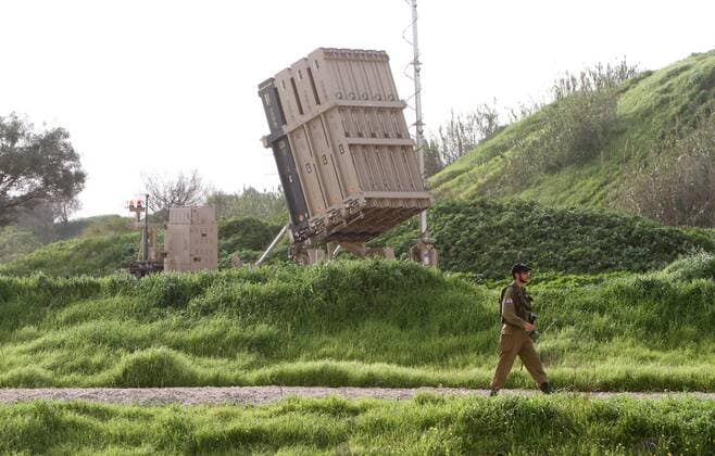 Israel, Luftabwehrsystem nahe Tel Aviv (190125) -- TEL AVIV, Jan. 25, 2019 -- Picture taken on Jan. 24, 2019 shows a view of a battery of Israel s Iron Dome defense system near Tel Aviv, Israel. The Israeli army said on Thursday that an anti-rocket Iron Dome defense system has been deployed in the center of the country amid rising tension on Israel s northern and southern borders. The battery was deployed in Gush Dan, the entire metropolitan area of Tel Aviv, a military official said on condition of anonymity. Gil Cohen Magen) ISRAEL-TEL AVIV-AIR DEFENSE-IRON DOME guoyu 