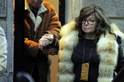 Entertainment Bilder des Tages Milan, Patrizia Reggiani shopping in the center with mysterious help Patrizia Reggiani arrives in the center and after having parked gets out of the car, and helped by a mysterious man goes out and is accompanied in a boutique to do some shopping. Patrizia Reggiani walks very hard, supports the man not to fall, and enters from AGNONA to buy some fine material that a shop assistant helps her in the choice. Patrizia Reggiani and her mysterious helper come out after several minutes, and always supporting the man s arm comes back in the car to be escorted home.  Copyright: xMimmoxCarrierox xIPAx xMimmoxCarrierox 0