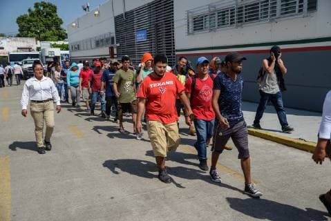 People queue as they continue with the procedures to obtain a humanitarian card from the National Migrantion Institute that will allow him to stay in the country legally for a year, in Ciudad Hidalgo, Mexico, 24 January 2019. Hondurans seek asylum in Mexico !ACHTUNG: NUR REDAKTIONELLE NUTZUNG!  Copyright: xLuisxVillalobosx AME2480 20190124-636839661640202102