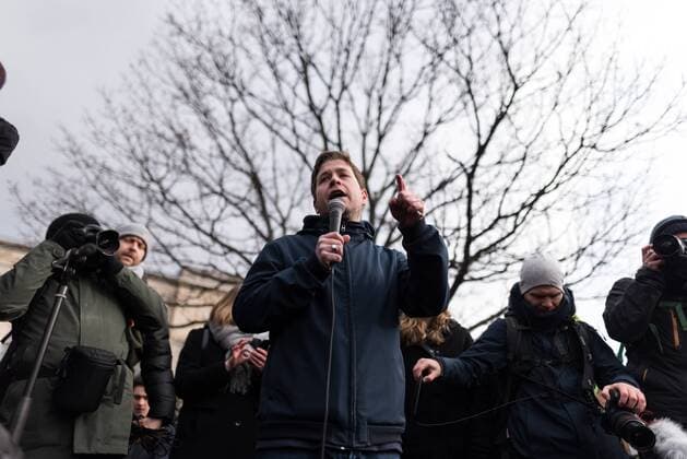 Der Bundesvorsitzender der Jusos Kevin Kuehnert (SPD) spricht waehrend der woechentlichen Demonstration Fridays for Future am 25.01.2019 in Berlin, Deutschland. Seit Dezember protestieren weltweit jeden Freitag Schueler fuer wirksame Ma??nahmen gegen den Klimawandel, fuer Klimaschutz und einen Ausstieg aus der Kohleverstromung.