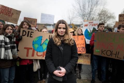 News Bilder des Tages Die Initiatorin der Berliner Demonstration Luisa Neubauer waehrend der woechentlichen Demonstration Fridays for Future am 25.01.2019 in Berlin, Deutschland. Seit Dezember protestieren weltweit jeden Freitag Schueler fuer wirksame Ma??nahmen gegen den Klimawandel, fuer Klimaschutz und einen Ausstieg aus der Kohleverstromung. *** The initiator of the Berlin demonstration Luisa Neubauer during the weekly demonstration Fridays for Future on 25 01 2019 in Berlin Germany Every Friday since December, students from all over the world have been protesting for effective measures against climate change for climate protection and an end to coal-fired power generation.
