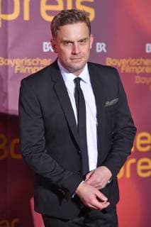 Sebastian BEZZEL (Schauspieler) Einzelbild,angeschnittenes Einzelmotiv,Halbfigur,halbe Figur. Bayerischer Filmpreis 2018-Red Carpet,Roter Teppich,am 25.01.2019 im Prinzregententheater in Muenchen.