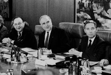 22Deutschland, Bonn, 01.02.1989 Archiv-Nr.: 02-15-24 Kabinettsitzung Foto: v.l.n.r.: Außenminister Hans-Dietrich Genscher, Bundeskanzler Helmut Kohl und Wolfgang Schaeuble, Chef des Bundeskanzleramtes Kabinettsitzung *** 22Germany Bonn 01 02 1989 Archive No 02 15 24 Cabinet meeting Photo from left to right Foreign Minister Hans Dietrich Genscher Federal Chancellor Helmut Kohl and Wolfgang Schaeuble Head of the Federal Chancellery Cabinet meeting
