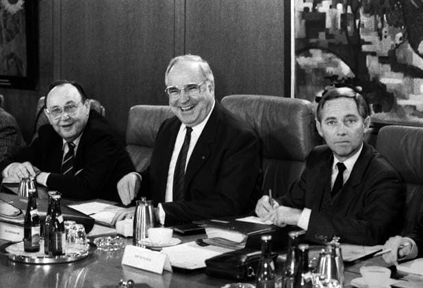 22Deutschland, Bonn, 01.02.1989 Archiv-Nr.: 02-15-27 Kabinettsitzung Foto: v.l.n.r.: Außenminister Hans-Dietrich Genscher, Bundeskanzler Helmut Kohl und Wolfgang Schaeuble, Chef des Bundeskanzleramtes Kabinettsitzung *** 22Germany Bonn 01 02 1989 Archive No 02 15 27 Cabinet meeting Photo v l n r Foreign Minister Hans Dietrich Genscher Federal Chancellor Helmut Kohl and Wolfgang Schaeuble Chief of the Federal Chancellery Cabinet meeting