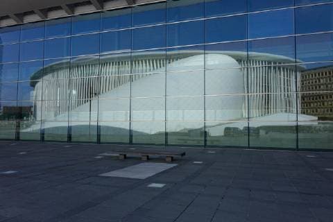 Architektur von Christian de Portzamparc Spiegelung der Philharmonie in einer Glasfassade Spiegelung der Philharmonie in einer Glasfassade, 14.09.2018, Luxemburg Stadt, Luxemburg, Die Philharmonie Luxembourg spiegelt sich in der Glasfassade des European Convention Center. *** Reflection of the Philharmonie in a glass facade Reflection of the Philharmonie in a glass facade 14 09 2018 Luxembourg City of Luxembourg The Philharmonie Luxembourg is reflected in the glass facade of the European Convention Center