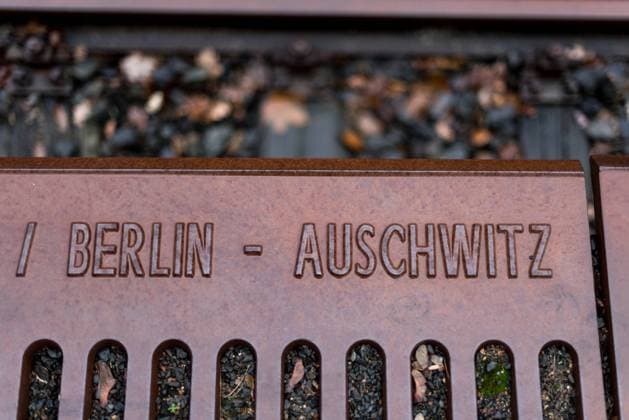 Berlin - Auschwitz steht an dem Mahnmal Gleis 17 am 27.01.2019 am S-Bahnhof Grunewald in Berlin, Deutschland. Der 27. Januar ist in Deutschland seit 1996 ein bundesweiter, gesetzlich verankerter Gedenktag. Er ist als Jahrestag bezogen auf den 27. Januar 1945, den Tag der Befreiung des Vernichtungslagers Auschwitz-Birkenau und der beiden anderen Konzentrationslager Auschwitz durch die Rote Armee im letzten Jahr des Zweiten Weltkriegs. Das Mahnmal Gleis 17 am Bahnhof Grunewald erinnert an die tausenden Juden, die von diesem Gleis mit Zuegen der Deutsche Reichsbahn aus Berlin unter anderem in das Vernichtungslagers Auschwitz-Birkenau deportiert wurden.