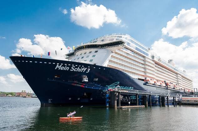 Mein Schiff 3 ein Kreuzfahrtschiff der TUI Cruises, in Kiel am Ostseekai Kiel Hindenburgufer Schleswig-Holstein Deutschland