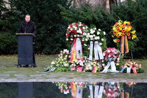 Klaus Lederer (Die Linke) spricht während eines Stillen Gedenkens an die im Nationalsozialismus ermordeten Sinti und Roma Europas in Berlin-Tiergarten snapshot-photography xK.M.Krause *** Klaus Lederer The Left Speaks During a Silent Commemoration of the Sinti and Roma of Europe Murdered During National Socialism in Berlin Tiergarten snapshot photography xK M Krause