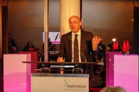 Laudator Klaus Dohle (Vors.Beirat, Dohle Handelsgruppe) bei Verleihung ISM Award in Skytower an der Koelnmesse.