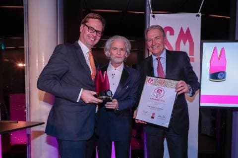 Bastian Fassin (GF Katjes), Preistraeger Dr. Hermann Buehllbecker, Gerald Boese (Vors. Geschaeftsfuehrg. Koelnmesse) bei Verleihung ISM Award in Skytower an der Koelnmesse.