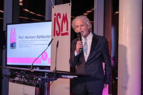 Preistraeger Dr. Hermann Buehlbecker (Alleininhaber LAAMBERTZ) bei Verleihung ISM Award in Skytower an der Koelnmesse.