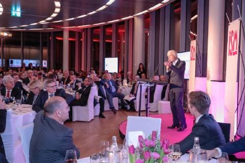Preistraeger Dr. Hermann Buehlbecker (Alleininhaber LAAMBERTZ) bei Verleihung ISM Award in Skytower an der Koelnmesse.
