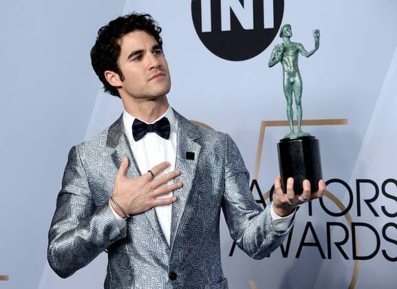 Entertainment Themen der Woche KW04 Entertainment Bilder des Tages Darren Criss appears backstage with the award for Outstanding Performance by a Male Actor in a Miniseries or Television Movie in The Assassination of Gianni Versace: American Crime Story during the 25th annual SAG Awards held at the Shrine Auditorium in Los Angeles on January 27, 2019. The Screen Actors Guild Awards will be broadcast live on TNT and TBS.  LAP20190127336 JIMxRUYMEN