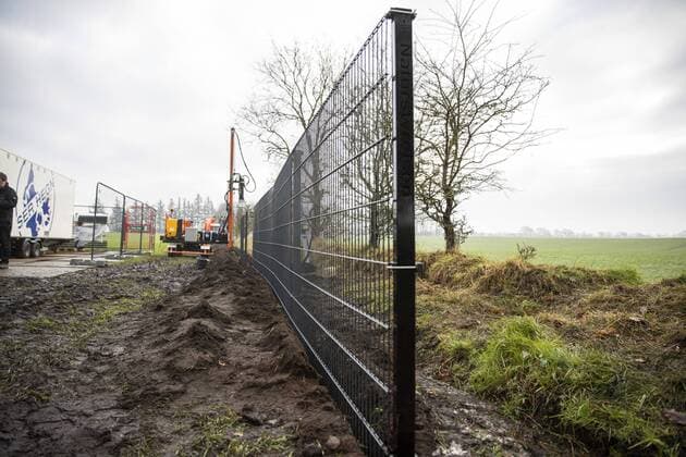 Opsaetningen af vildsvinehegnet langs den dansk-tyske graense begynder ved Padborg mandag den 28. januar 2019. Her er de foerste meter sat op. Dit er Danmark paa venstre side og Tyskland ca. en meter til hoejre side af hegnet.. , Padborg Denmark Copyright: FrankxCilius FrankxCiliusx COP111 spdk20190128-113039-L