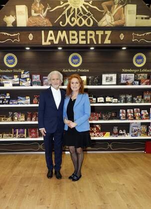 Entertainment Themen der Woche Entertainment Bilder des Tages Dr. Hermann Buehlbecker (Alleininhaber LAMBERTZ), Sarah Ferguson, Duchess of York bei Besuch des LAMBERTZ-Praesentationsstandes auf der ISM Koelnmesse 2019. *** Dr Hermann Buehlbecker sole owner LAMBERTZ Sarah Ferguson Duchess of York visiting the LAMBERTZ booth at ISM Koelnmesse 2019