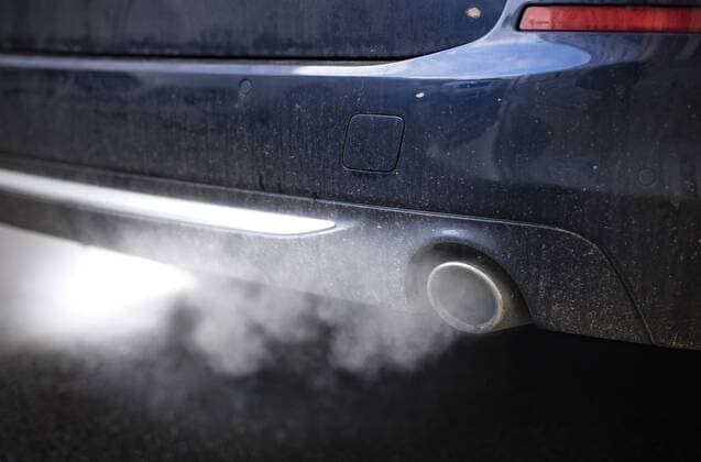 IMAGO Nature: Unsere Erde, Umweltverträgliche Herausforderungen des 21. Jahrhunderts, Co2 Abgase kommen aus einem anfahrendem Auto in Berlin. 28.01.2019. Berlin Deutschland Copyright: xFelixxZahnx