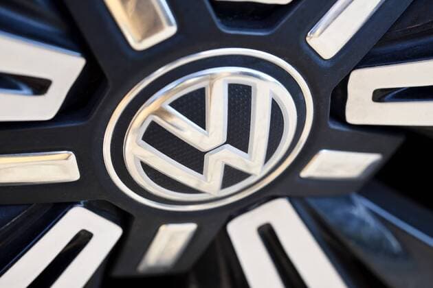 VW-Zeichen auf einem Auto
